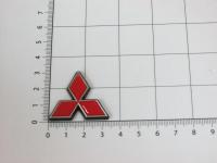 Эмблема шильдик логотип Mitsubishi красный на багажник, решетку 34x30 мм 