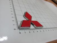 Эмблема шильдик логотип Mitsubishi красный на багажник, решетку 62x57 мм