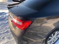 Спойлер лип под эмблему на багажник Toyota Camry 50 55 2011-2017 черный глянец