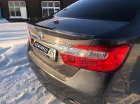 Спойлер лип под эмблему на багажник Toyota Camry 50 55 2011-2017 черный глянец