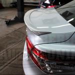 Спойлер лип на багажник Toyota Camry 70 черный глянец