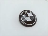 Эмблема с подиумом черным на багажник черный/белый BMW X6, X5, X3 100 мм 51147157696 22405910